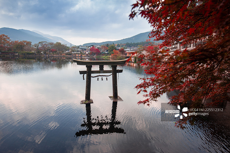 日本九州地区玉福岛的麒麟湖:玉福岛是九州著名的温泉胜地，图片素材