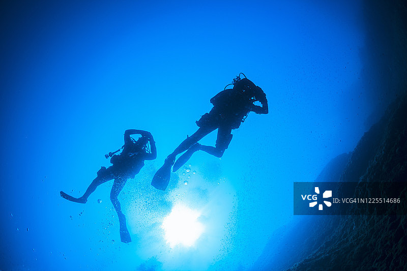 探索珊瑚礁的潜水活动图片素材