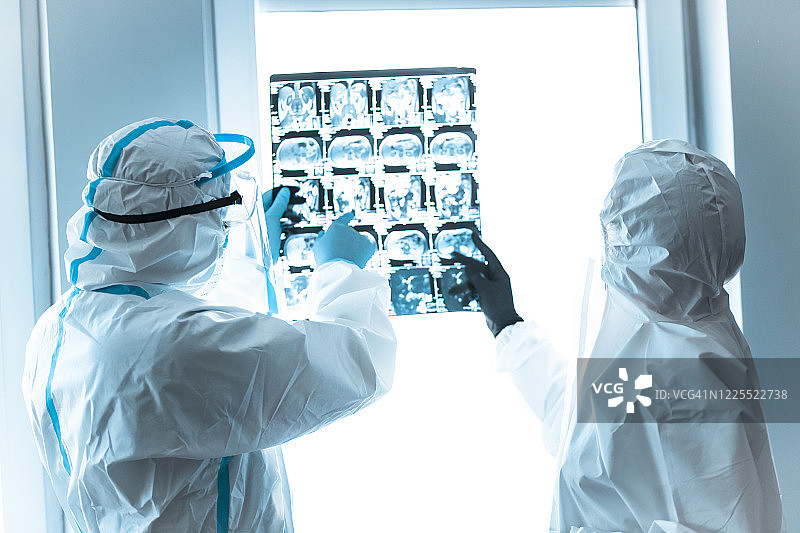 医生对抗冠状病毒——检测和疫苗接种图片素材