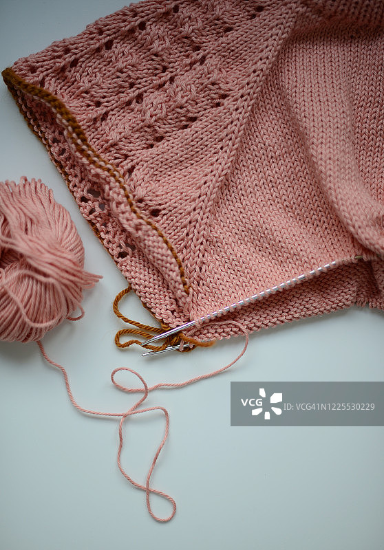 桃色针织毛衣制作中图片素材