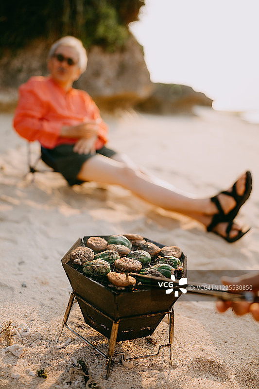 沙滩日落烤肉图片素材