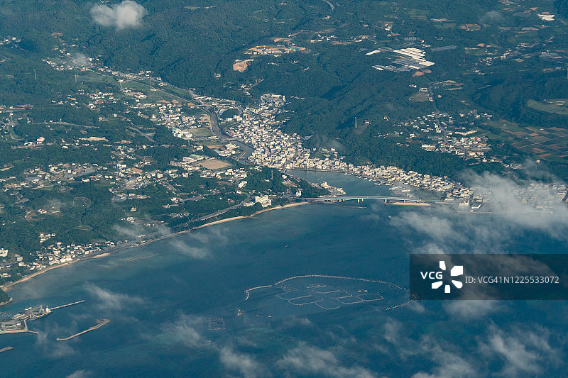 从飞机上俯瞰中国东海和日本冲绳县本部町图片素材