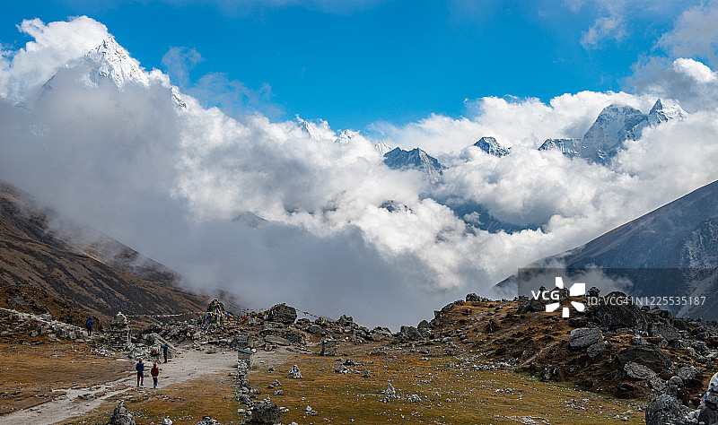 珠穆朗玛峰地区登山者纪念碑群：图克拉山口图片素材