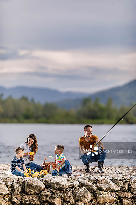 家庭在河岸边野餐图片素材