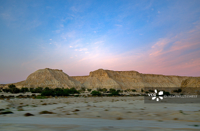 伊朗格什姆岛的地理和山脉，背景是波斯湾的彩色黄昏天空图片素材