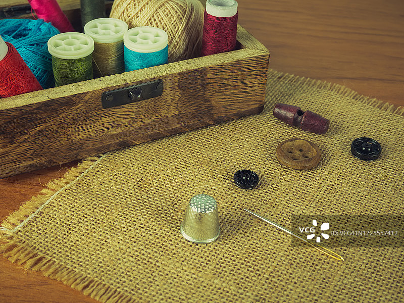 一个装有复古风格缝纫工具的旧木箱图片素材