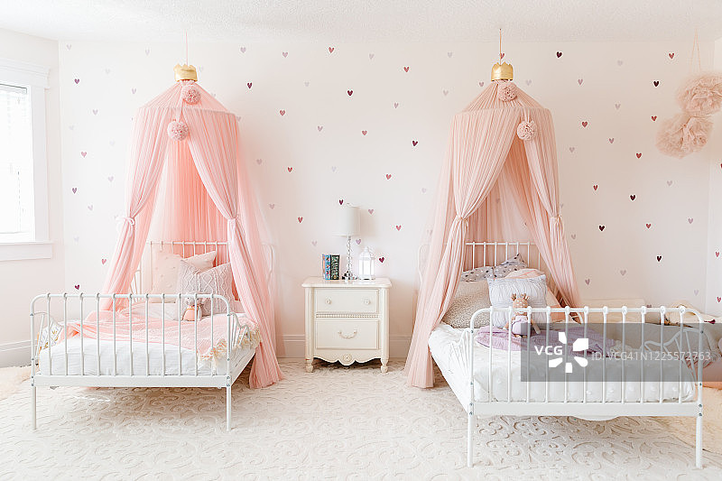 姐妹房：配套床铺和粉色床幔图片素材