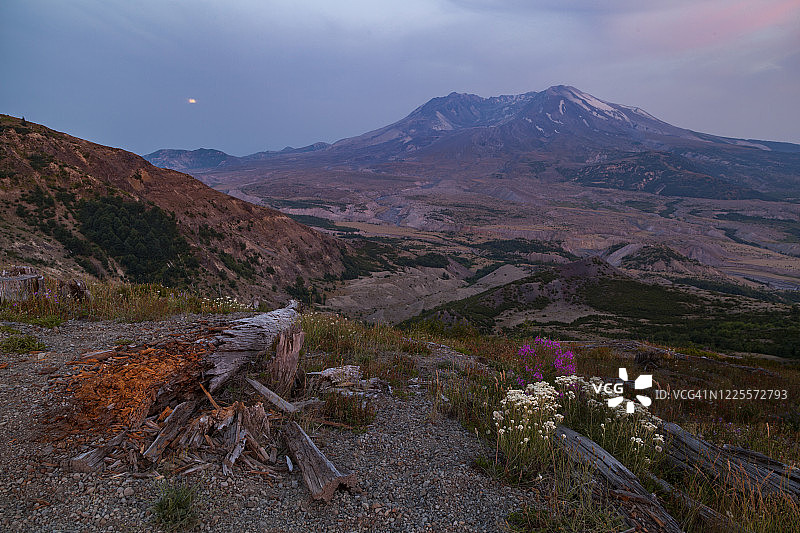 从卢维特观景点看黄昏时的圣海伦斯火山图片素材