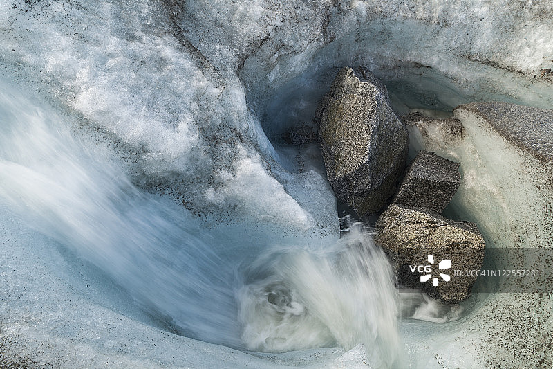 阿拉斯加州塔尔基特纳山脉雪鸟冰川上的融水溪流图片素材