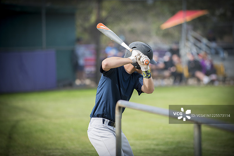 准备击球的青少年棒球运动员图片素材