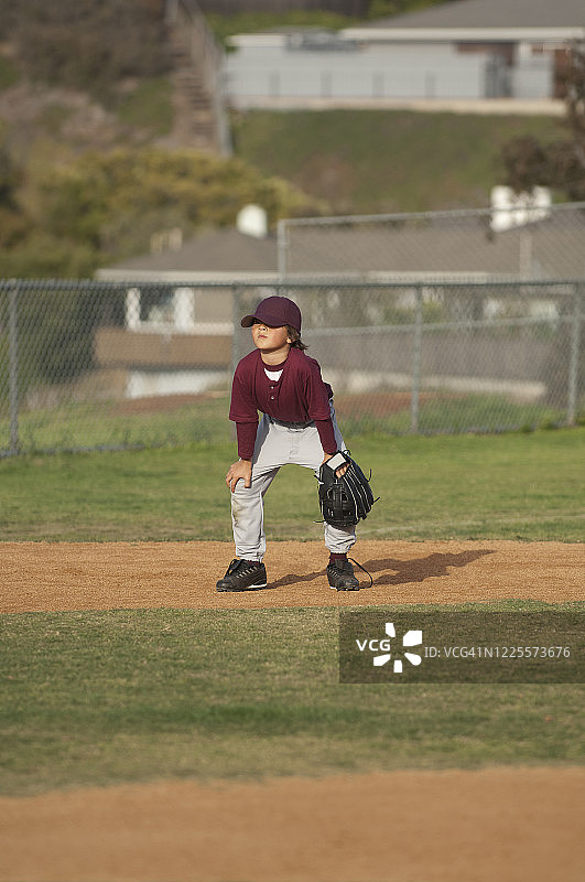 内场准备就绪的少棒联盟棒球男孩图片素材