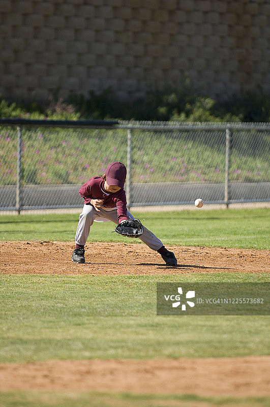 少棒联盟棒球男孩漏接内场球图片素材