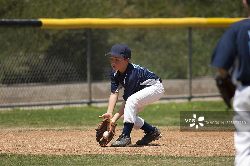 少儿棒球内场手接地面球图片素材
