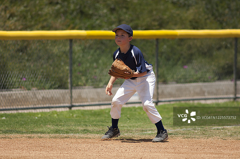 准备接地面球的小联盟棒球内野手图片素材