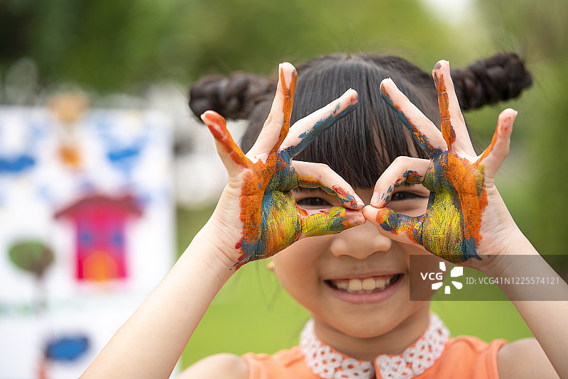 玩弄颜色的漂亮女孩图片素材