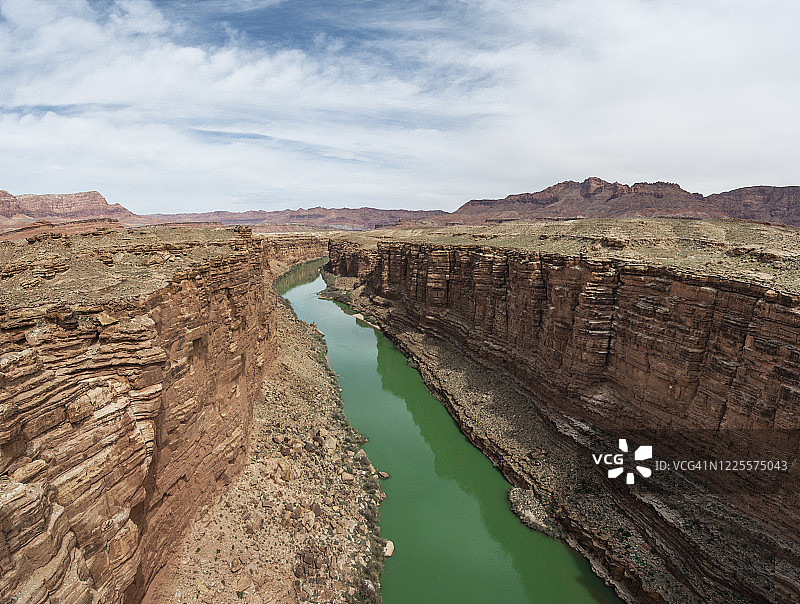 科罗拉多河在沙漠中形成绿线图片素材