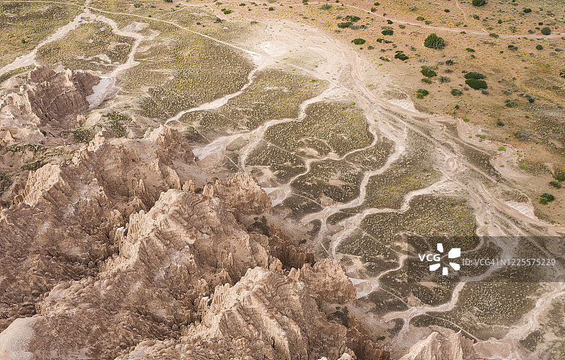 教堂峡谷航拍与漩涡状侵蚀纹图片素材