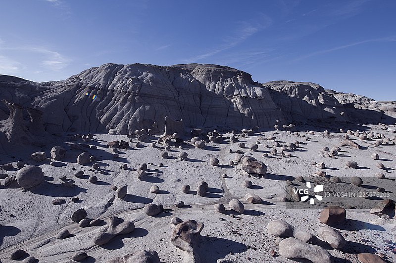 新墨西哥州荒野沙漠中的野生岩层图片素材