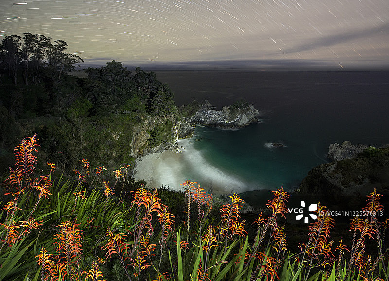 加州茱莉娅·菲佛州立公园麦克威瀑布上空的旋转星空图片素材