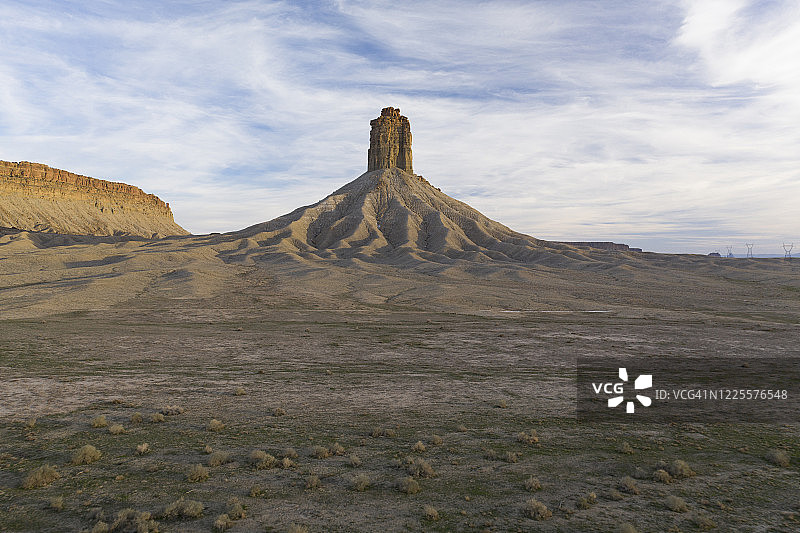 侵蚀在地表刻下深痕，环绕烟囱岩图片素材