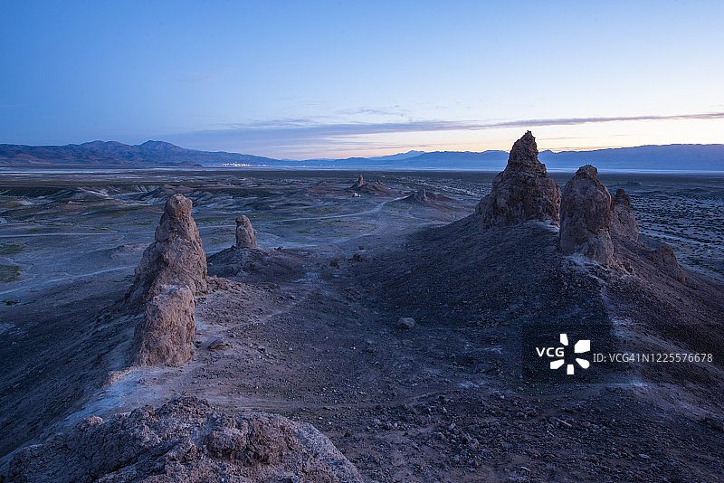 柔和日出下的特罗纳石柱图片素材