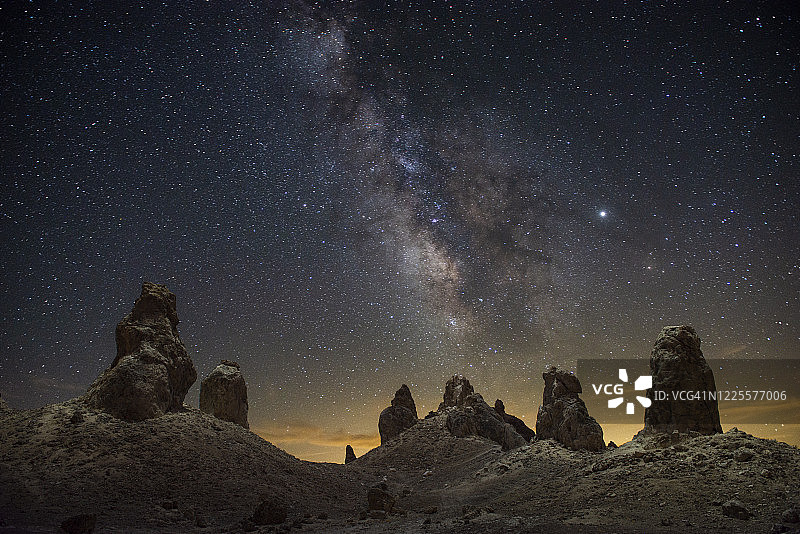 星夜下从上方照亮的特罗纳石柱图片素材