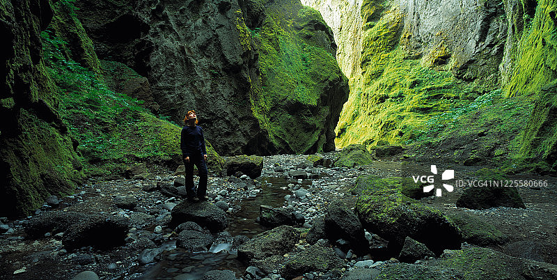 女人在索斯莫克欣赏斯塔克霍尔茨吉峡谷的峡谷壁图片素材