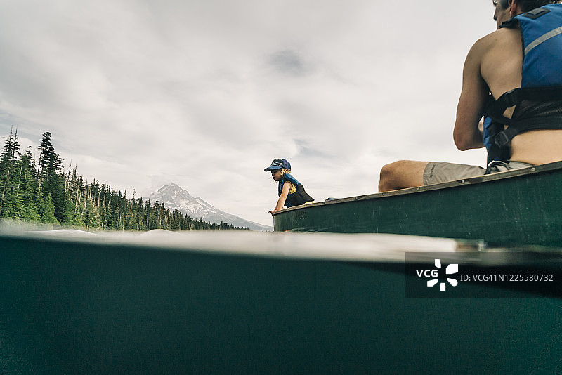 小女孩和父亲在俄勒冈州迷失湖上划独木舟图片素材