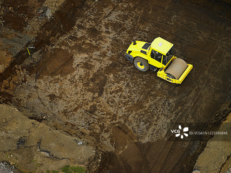 冰岛建筑用地的压路机航拍图片素材