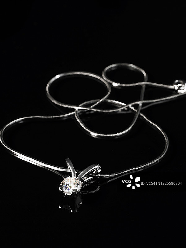 银链上的钻石项链图片素材