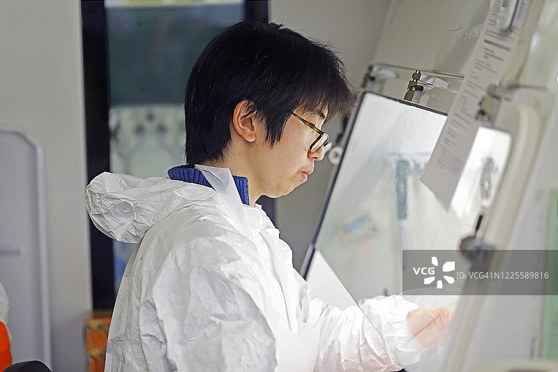 科学家在隔离实验室内准备分析样本图片素材