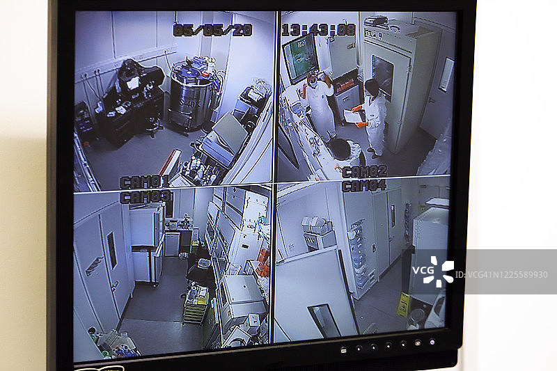 视频监控显示科学家在隔离实验室工作图片素材
