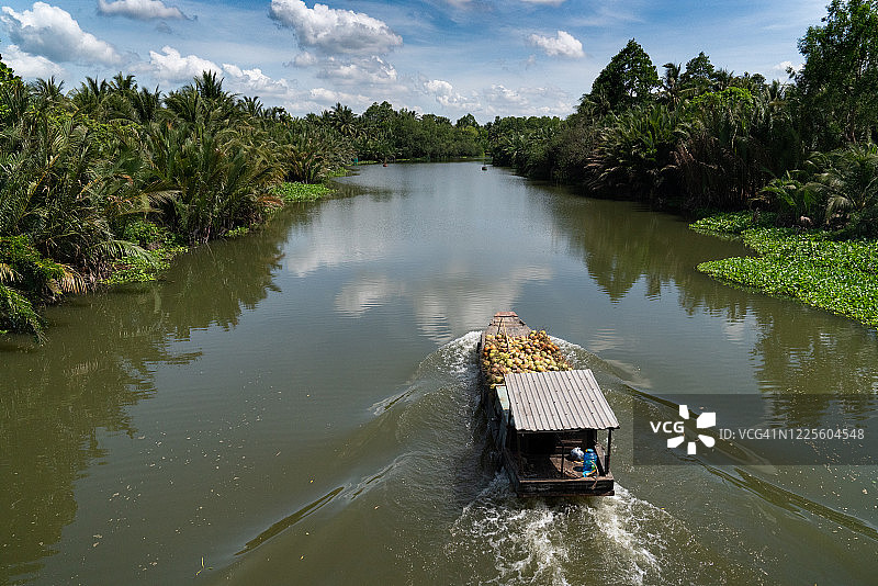 在当地河流中滑行的船只图片素材