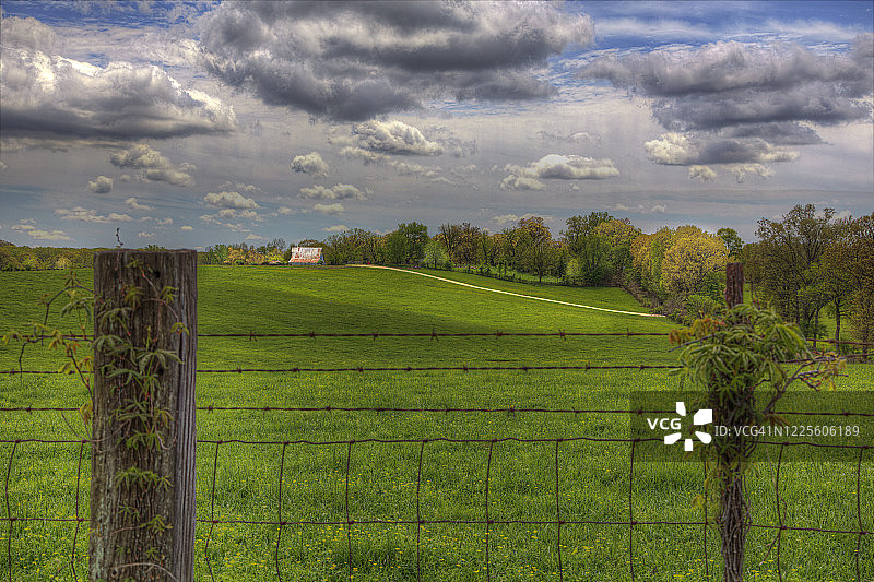 篱笆柱之间图片素材
