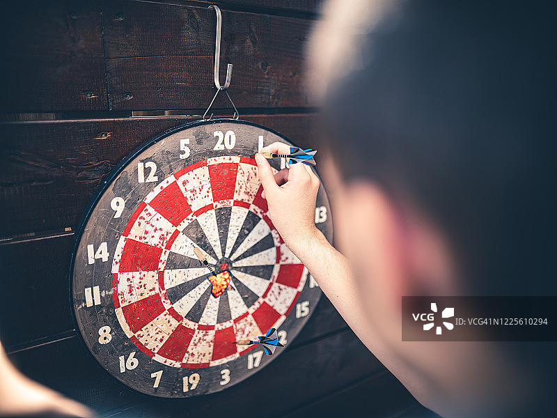 在户外玩飞镖的青少年图片素材