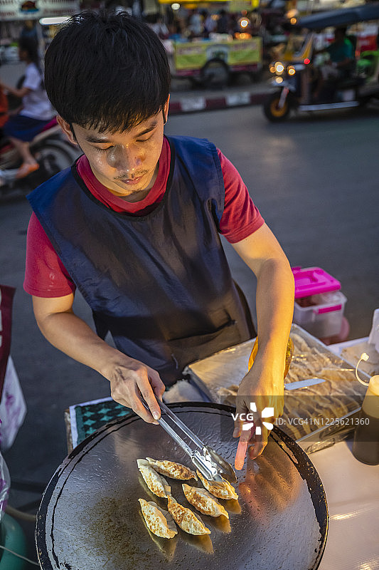 泰国清迈夜市的街头小吃摊主图片素材