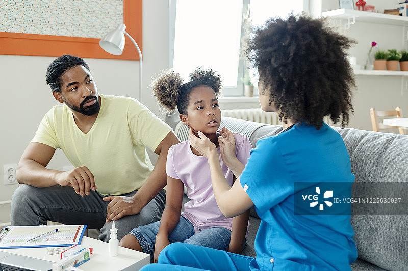 儿童常规体检图片素材