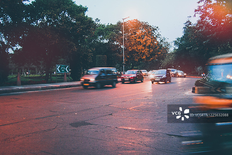 新德里街头夜间车流图片素材