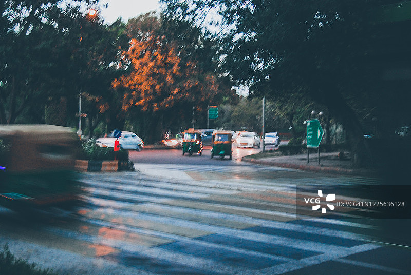 印度新德里市中心繁忙夜晚的街道景象图片素材