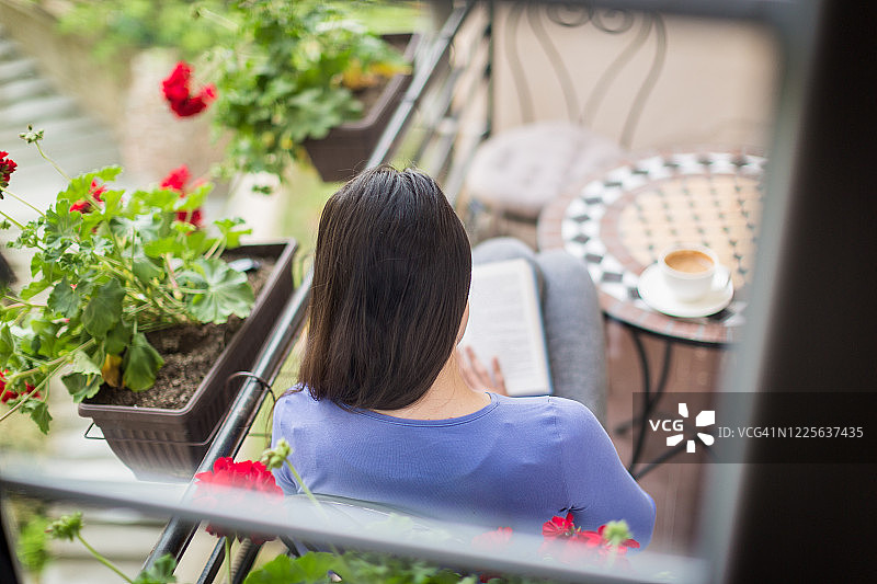 女人享受阅读的乐趣图片素材