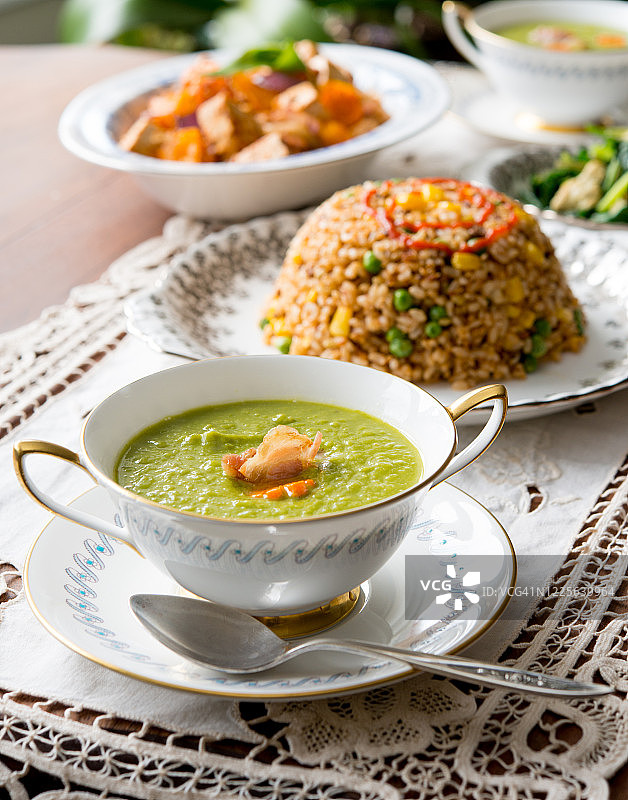 古董奶油碗里的炸培根青豆汤图片素材