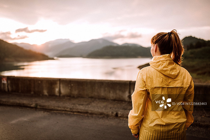 欣赏湖边美丽的日落图片素材