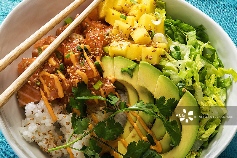 即食三文鱼蔬菜水果混合沙拉图片素材