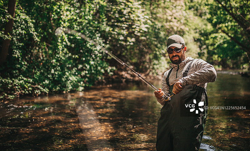 年轻渔民图片素材