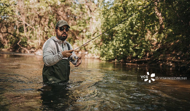 年轻渔民图片素材