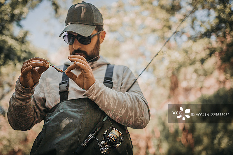 渔夫试图设置鱼钩图片素材