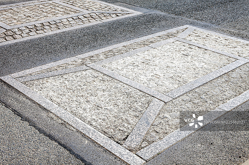 花岗岩岩石减速带图片素材