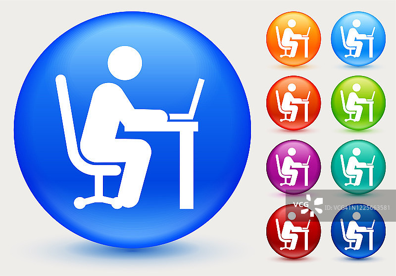 使用笔记本电脑图标的男人图片素材