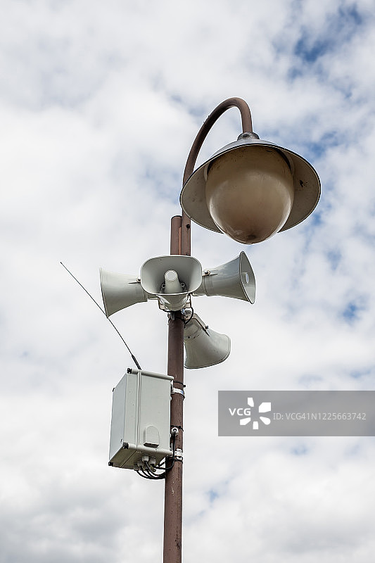 街灯上的民防警报器图片素材