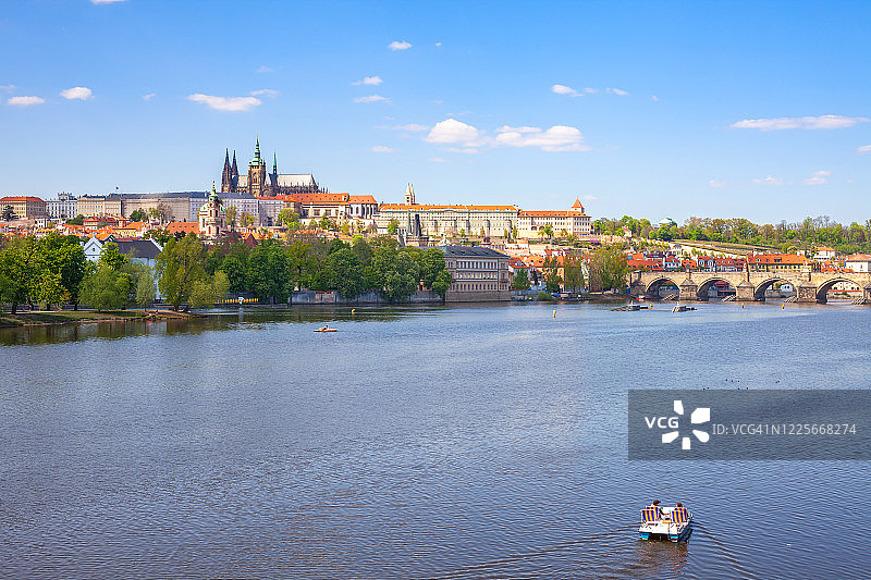 春日下午的伏尔塔瓦河和布拉格城堡图片素材